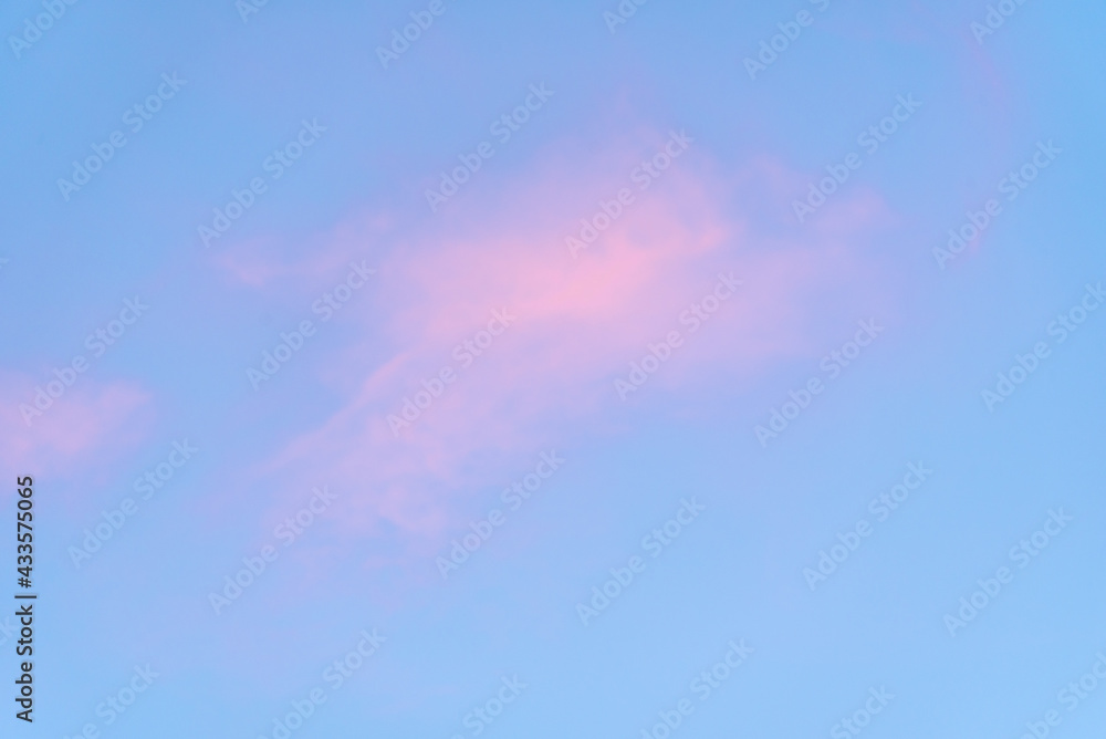 niebo z różową chmurką - obrazy, fototapety, plakaty 