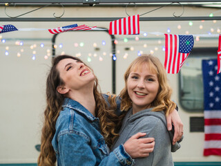 Amigas celebrando el Día de la Independencia de los Estados Unidos