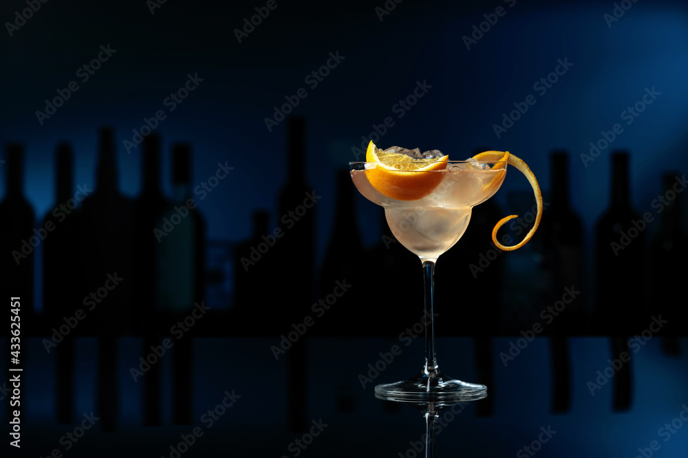 Cocktail Great Gatsby on a black table in a bar. - obrazy, fototapety, plakaty 