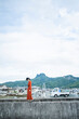 © peach100 - 港町の漁港にいる女性