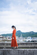 © peach100 - 港町の漁港にいる女性