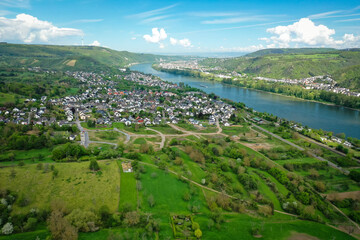 Wall Mural - Stadt am Fluss Mosel Rhein - Wege Transport per Schiff - aus der Luft - Luftaufnahme - Emissionen - Brücke - Straße Wasserstraße