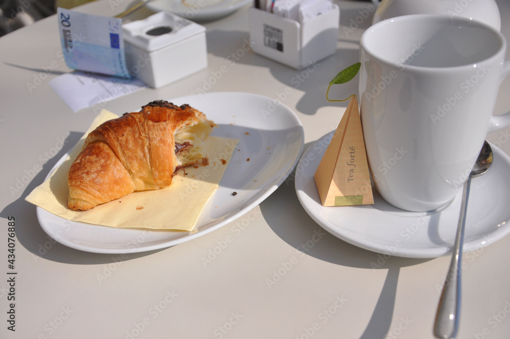 Croissant i herbata w kawiarence we Włoszech - obrazy, fototapety, plakaty 