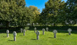 Steinkreuze auf einer Wiese in einem Park im Sommer - KZ-Gedenkstätte Dautmergen-Schömberg, Deutschland 