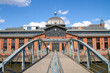 Eingang der Hamburger Fischauktionshalle, Hamburger Hafen, Hamburg, Germany mit blauem Himmel an einem sonnigen Tag