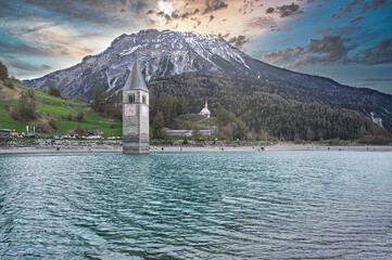 Unusual and at times even melancholy, this is the scenery that characterizes Lake Resia, a reservoir in the Vinschgau Valley located at 1,498 meters above sea level. 