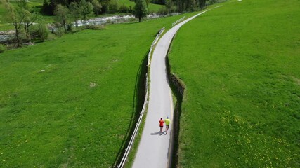 Wall Mural - correre corsa su strada asfaltata sportivo sportivi correre nella natura in coppia sport 