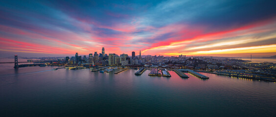 Fototapete - San Francisco Skyline with Dramatic Clouds at Sunset