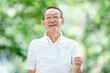 © naka - シニア男性・新緑