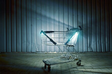 Einkaufswagen Mit Neonlicht