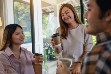 Canvas Print - Closeup image of a group of young people enjoyed talking and drinking coffee together