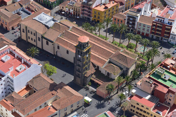 Fotografía aérea de la iglesia y plaza de La Concepción en la ciudad de La Laguna en Tenerife, Canarias