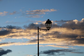  Candélabre sur fonds de ciel nuageux