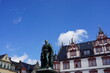 Der historische Marktplatz von Coburg mit Prinz-Albert-Denkmal und Coburger Stadthaus bei Sonnenschein und blauem Himmel