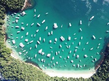 Praia Do Dentista — Ilha Da Gipoia, Angra Dos Reis, State Of Rio De Janeiro, Brazil APRIL 29 TH 2018 Boats On The Shore Of The Beach. 