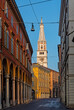 Straße in der Altstadt von Modena in der Emilia-Romagna in Italien mit Blick auf den Dom