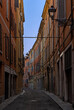 Straße in der Altstadt von Modena in der Emilia-Romagna in Italien