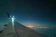 Blick aus dem Flugzeug Fenster Nachts