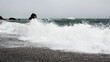 Fale oceaniczne rozbijające się o kamienisty brzeg podczas sztormu