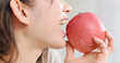 リンゴを食べる若い女性