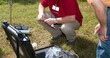 © Antonio Viñuela - Científicos preparando dispositivos para medir gas Radon