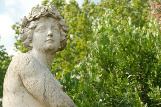 dettaglio di una statua nel parco di villa gallia sulle rive del lago di como, italia.