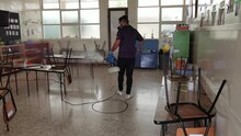Persona Fumigando Un Aula De Un Centro De Educación En Costa Rica 