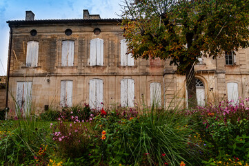 Wall Mural - Façade ancienne dans le Bordelais