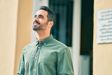 Poster - Young hispanic man smiling happy standing at the city.