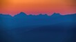 Widok gór Tatr o wschodzie słońca ze znacznej odległości 