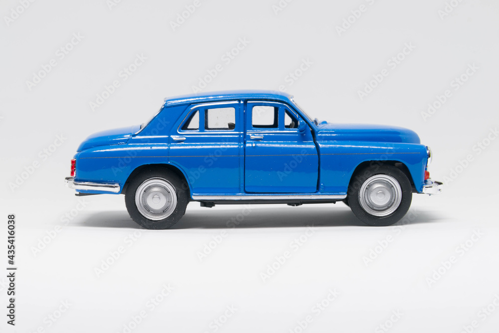 Warszawa samochód zabawka koloru niebieskiego na białym tle - obrazy, fototapety, plakaty 