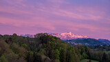 Fototapeta Na ścianę - Abendsonne mit rosa beleuchteter Bergkette