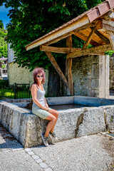 Poster - Femme sur un lavoir ancien à Cognin-les-Gorges