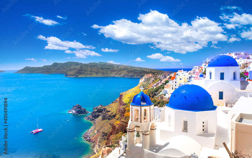 Oia town on Santorini island, Greece. Traditional and famous houses and churches with blue domes over the Caldera, Aegean sea - obrazy, fototapety, plakaty 