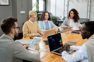 Canvas Print - Large group of financier working individually by table in office