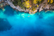 Aerial View Of Floating Board And People On Blue Sea, Rocks With Trees At Sunset In Summer In Blue Lagoon, Oludeniz, Turkey. Tropical Landscape. Kayaks On Clear Water. Active Travel. Top View Of Canoe