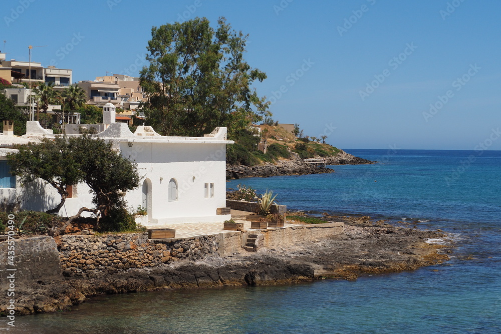 Stary biały budynek przy kamienistym brzegu nad morzem na Krecie, Grecja - obrazy, fototapety, plakaty 