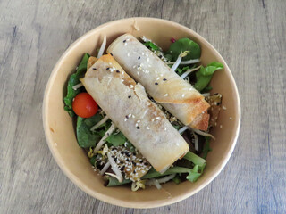 Poster - Rouleaux de printemps et salade dans une barquette