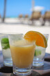 mojito i drink na soku owocowym z pomarańczą na tle plaży na karaibach