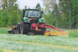 Koszenie trawy przy użyciu ciągniętej przez traktor kosiarki rotacyjnej.
