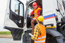 Arbeiter Kontrolliert LKW Fahrer Mit Einer Lieferung