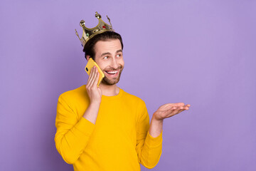 Poster - Photo portrait bearded man wearing golden crown smiling talking on cellphone isolated pastel violet color background