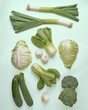 Frisches grünes Gemüse auf einem pastellfarbenen Hintergrund für die Küche 