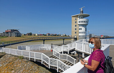 Wall Mural - Frau mit Maske an der Alten Liebe in Cuxhaven