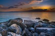 Skały nad morzem Adriatyckim w Grecji o wschodzie słońca
