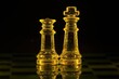 Piony szachowe szklane podświetlone na żółto na czrnym tle