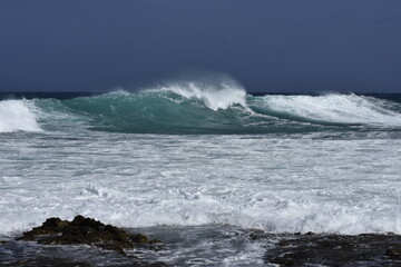 Sticker - the waves of the sea demonstrate their power