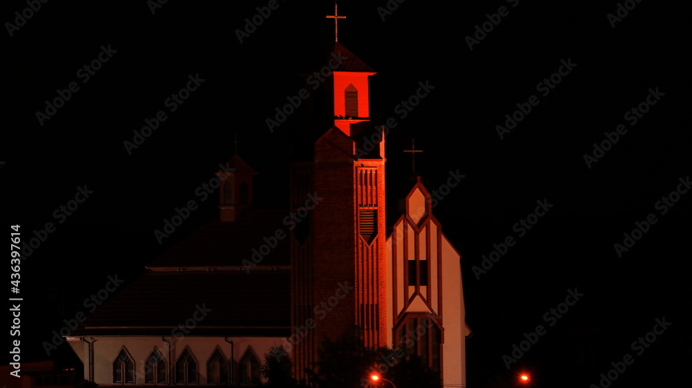 oświetlony kościół nocą - obrazy, fototapety, plakaty 