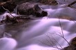 Alpejski potok w górach. Długo naświetlane zdjęcie dla pięknego efektu rozmycia wody.