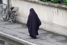 Donna Islamica, Mussulmana Con Burqa